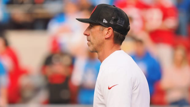 Kyle Shanahan Stands looking ahead